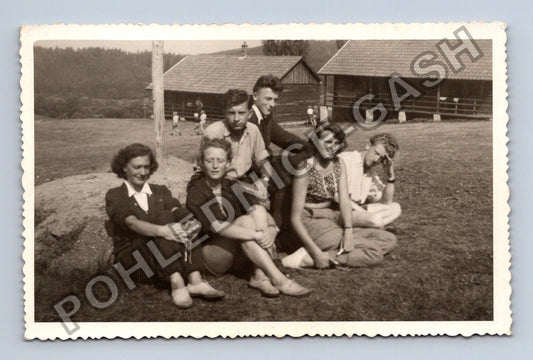 Skupinová fotografie mladých lidí u chaty (M40455)