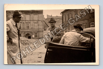 Pohlednice Muži v kloboucích a kabátech u auta (M40456)