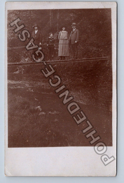 Pohlednice Skupinka lidí v přírodě (M40460)