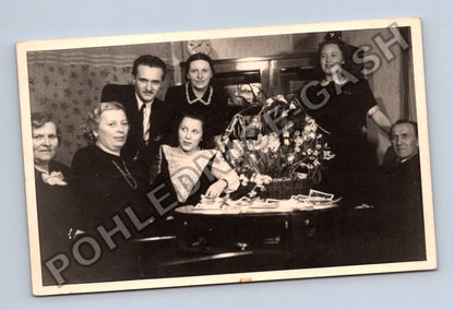 Skupinová fotografie rodiny s květinami (M40464)