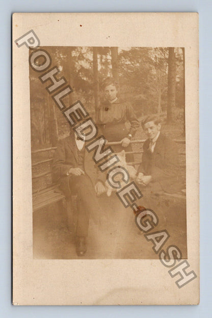 Pohlednice skupinová fotografie s rodinou a psem (M40466)