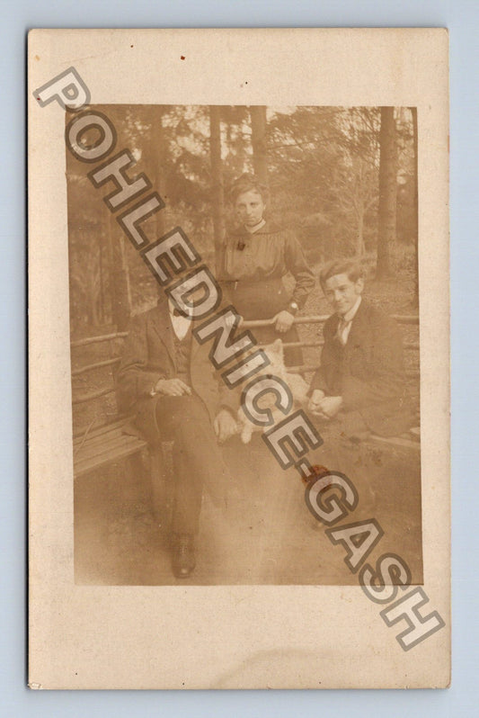 Pohlednice skupinová fotografie s rodinou a psem (M40466)
