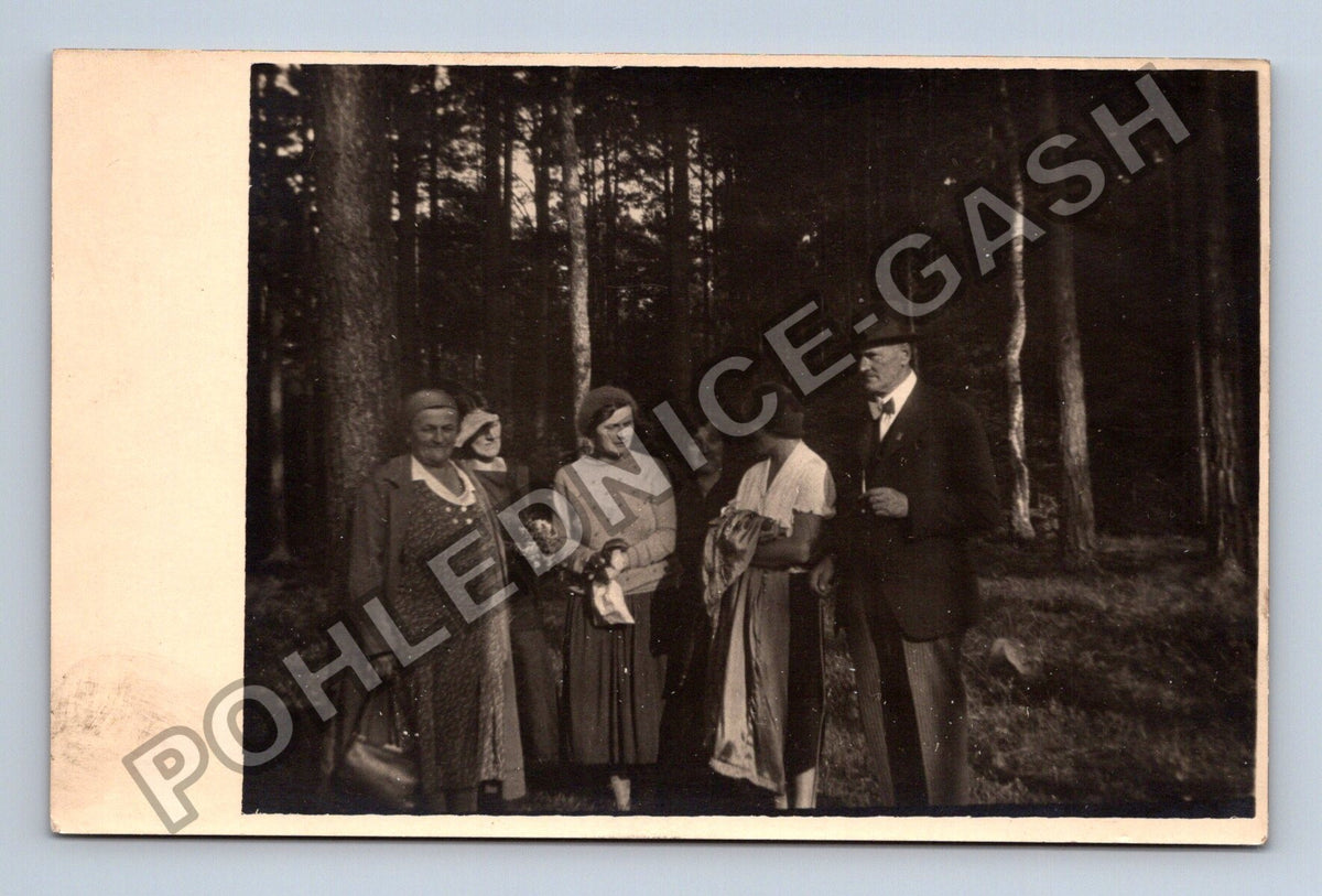 Stará fotografie Skupina lidí v lese (M40468)