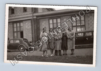 Stará fotografie Skupina lidí před budovou s autem (M40471)