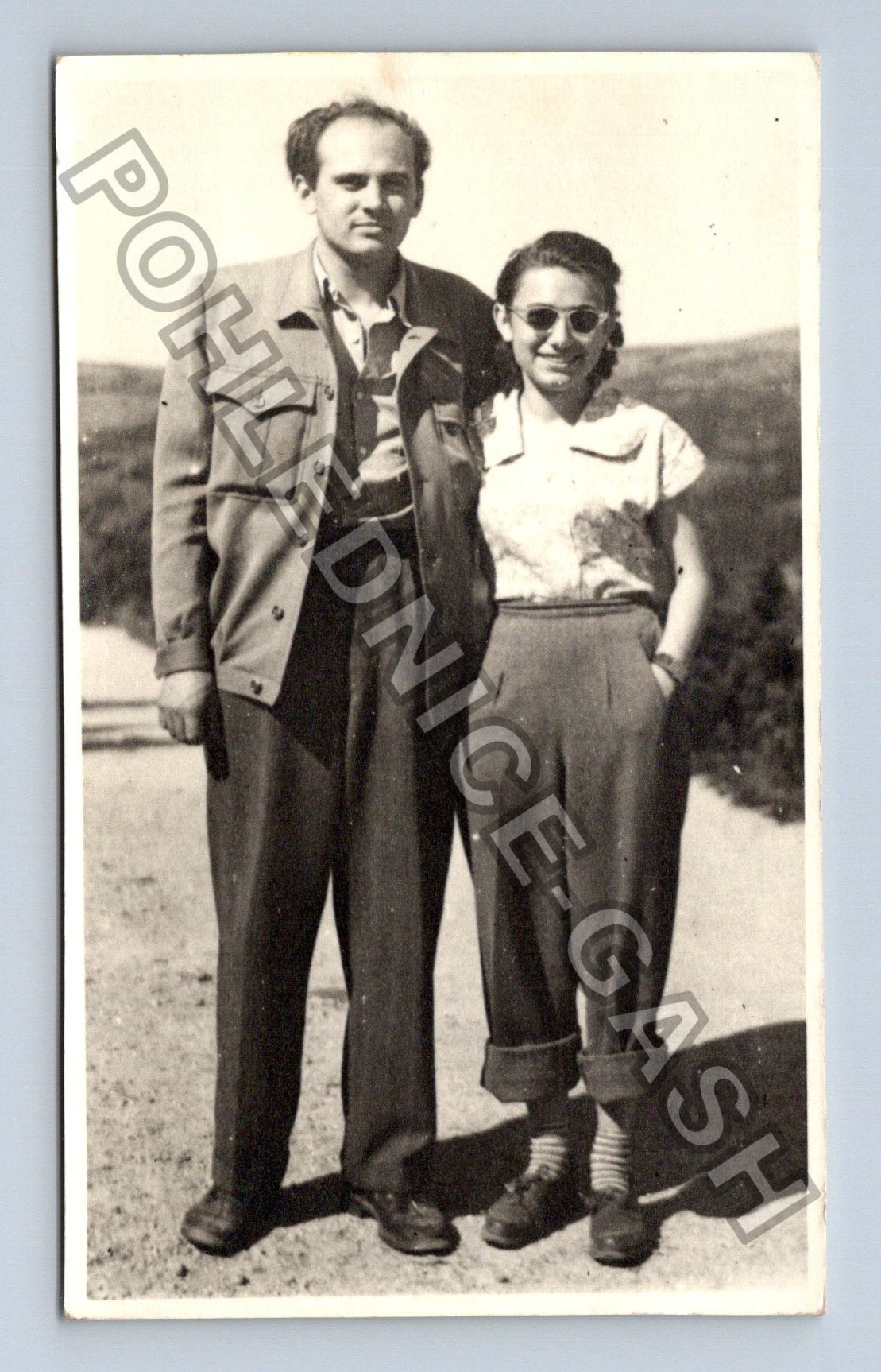 Stará fotografie Muž a žena v dobovém oblečení 1953 (M40476)