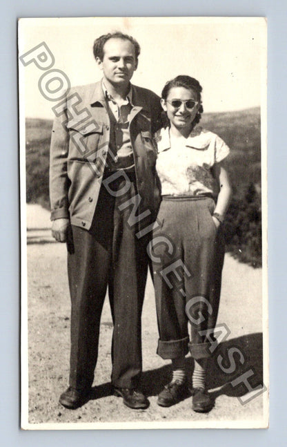 Stará fotografie Muž a žena v dobovém oblečení 1953 (M40476)