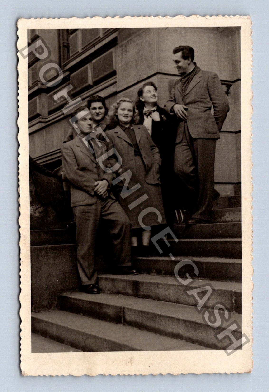 Skupinová fotografie schodiště (M40478)