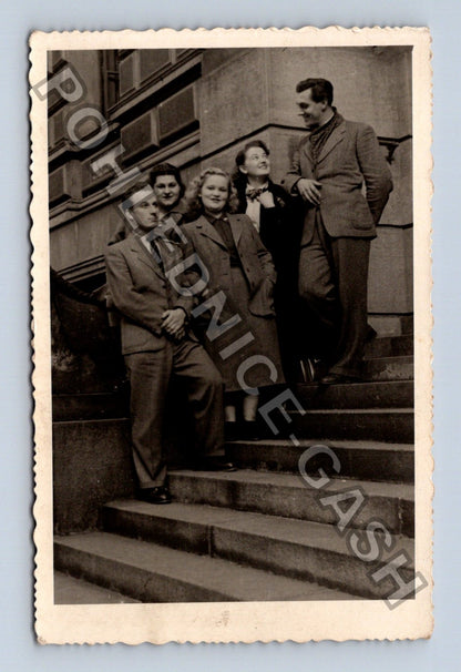 Skupinová fotografie schodiště (M40478)