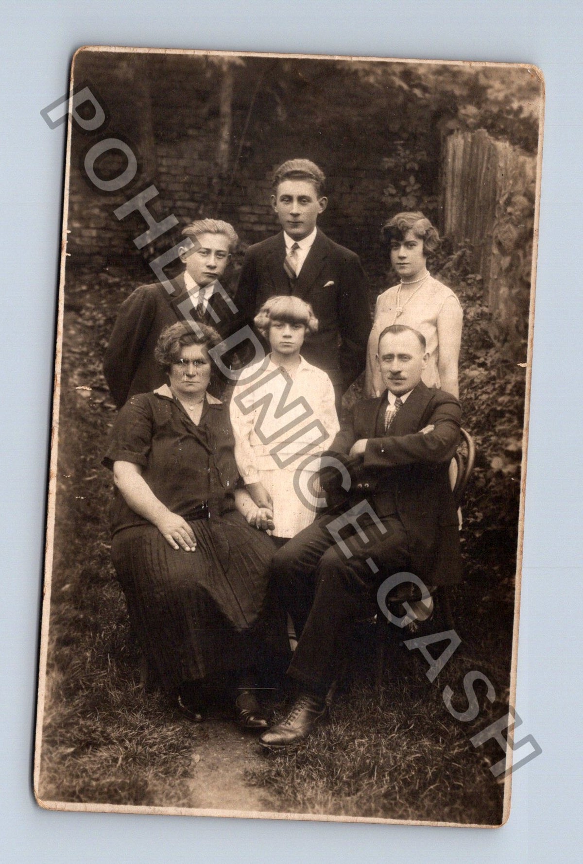 Pohlednice Rodinná skupinová fotografie (M40483)