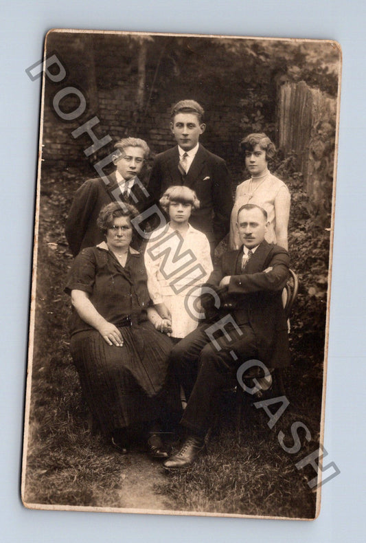 Pohlednice Rodinná skupinová fotografie (M40483)