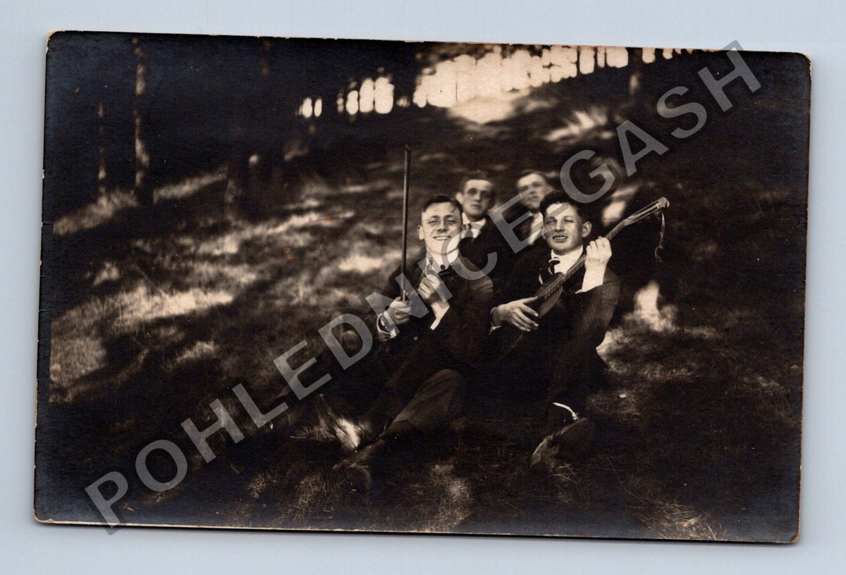 Stará fotografie skupina mužů s hudebními nástroji (M40490)