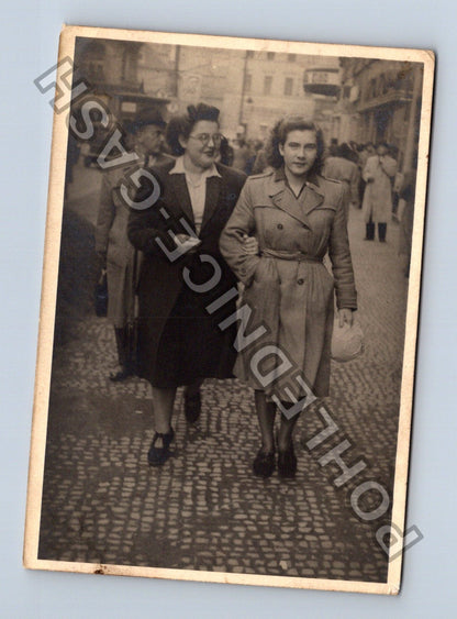 Stará fotografie dvě ženy v kabátech ulice (M40494)
