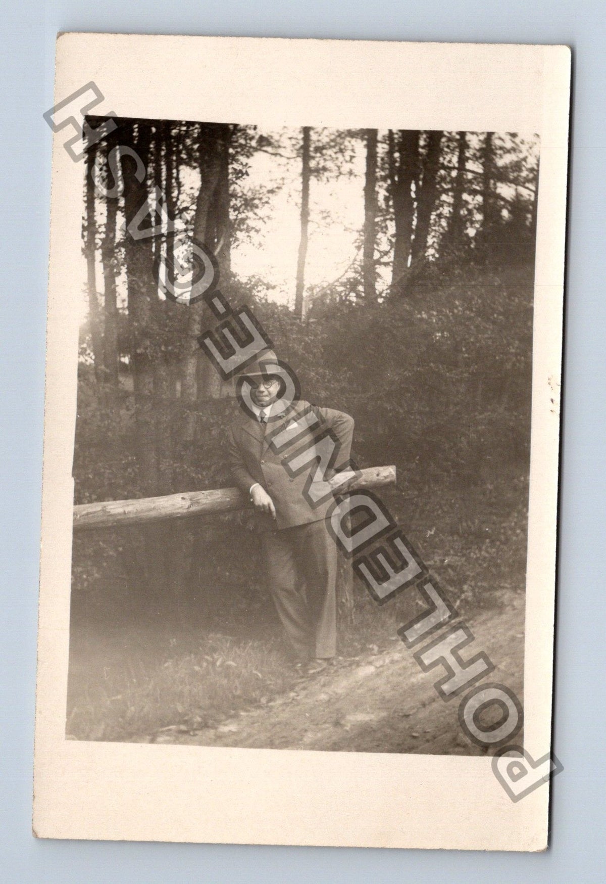 Stará fotografie Muž v obleku s kloboukem v lese (M40496)