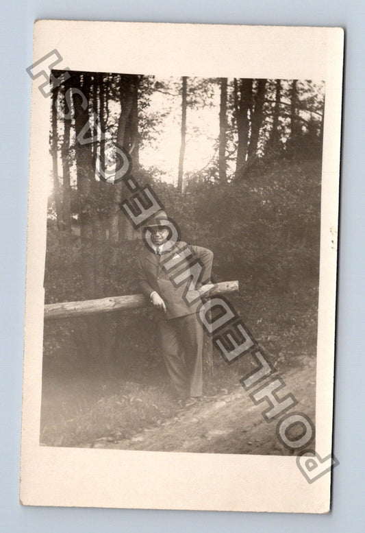 Stará fotografie Muž v obleku s kloboukem v lese (M40496)