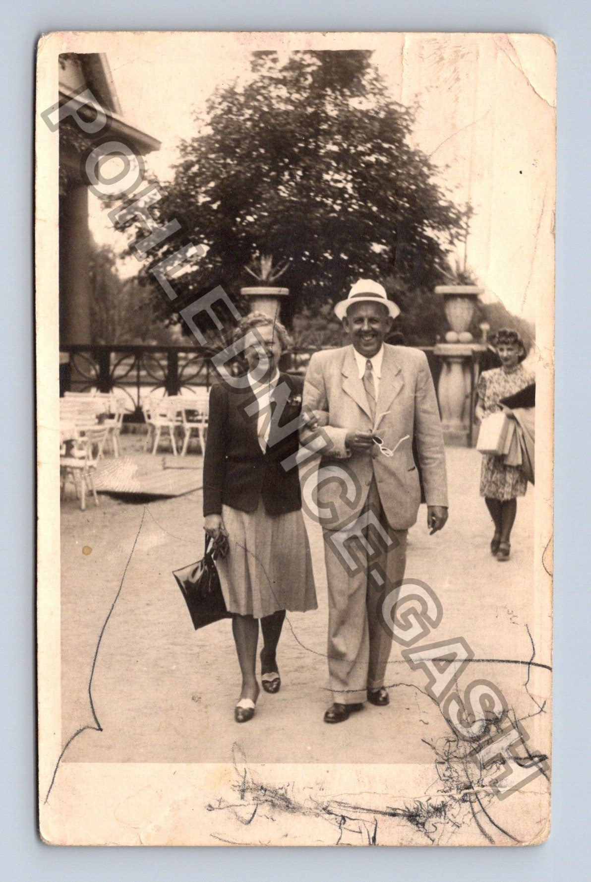 Pohlednice Praha Vyšehrad dvojice u stromu 1941 (M40501)