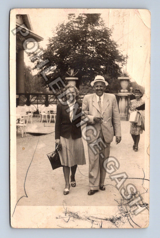 Pohlednice Praha Vyšehrad dvojice u stromu 1941 (M40501)