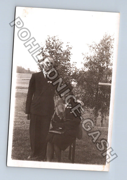 Pohlednice Dva muži v oblecích v přírodě (M40508)