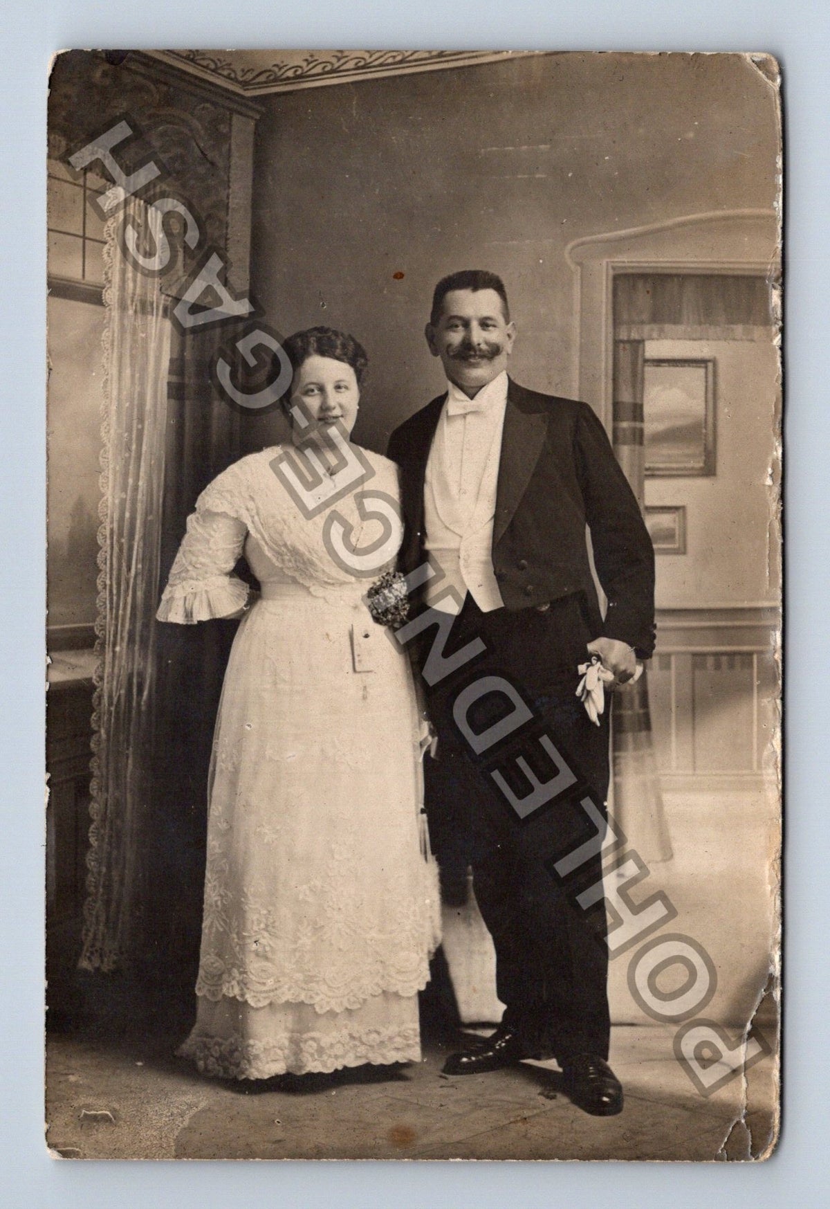 Svatební fotografie pár v ateliéru (M40511)