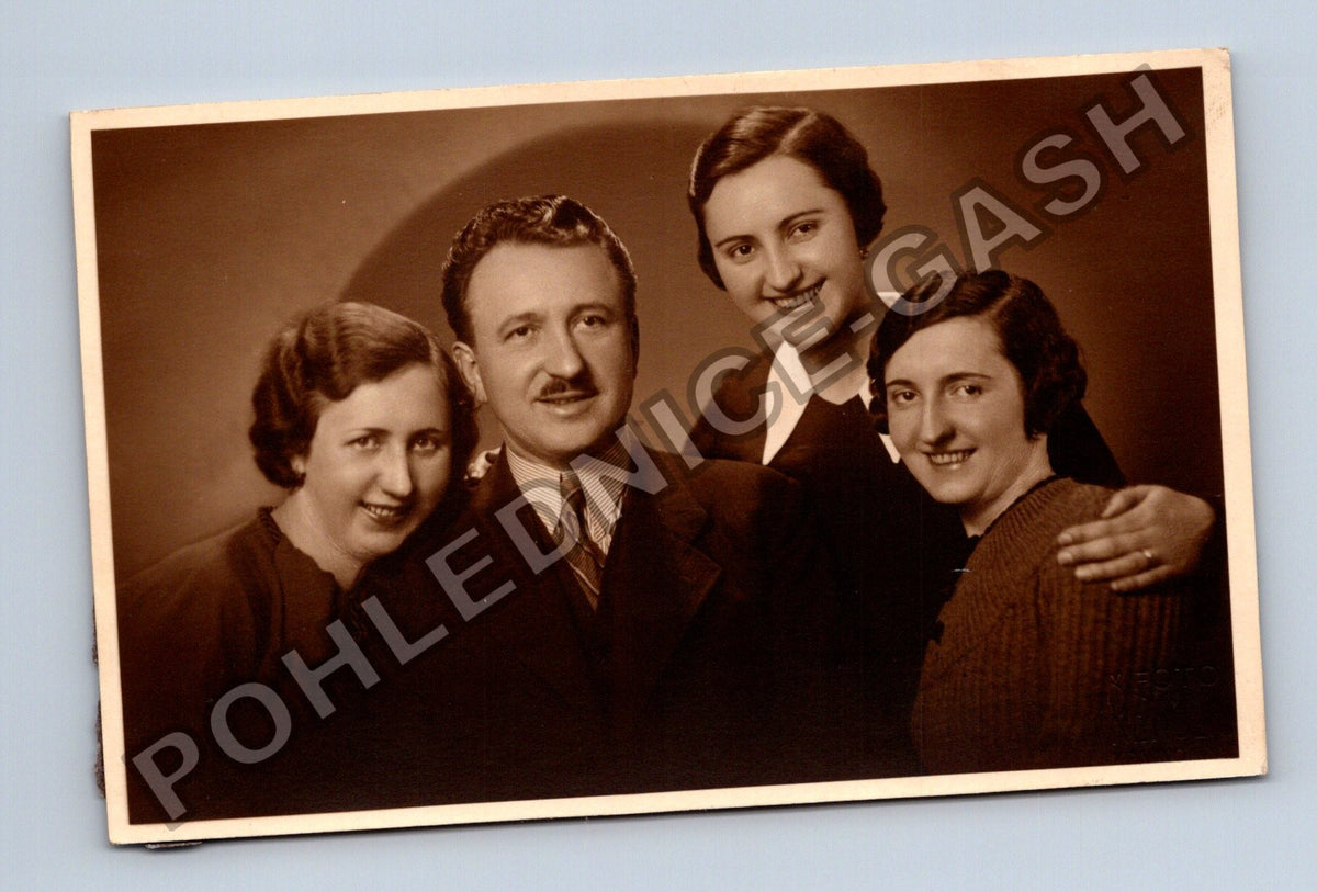 Ateliérová fotografie rodina tři ženy muž (M40512)