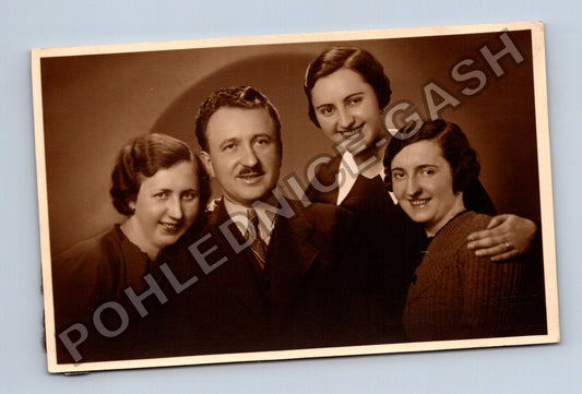 Ateliérová fotografie rodina tři ženy muž (M40512)