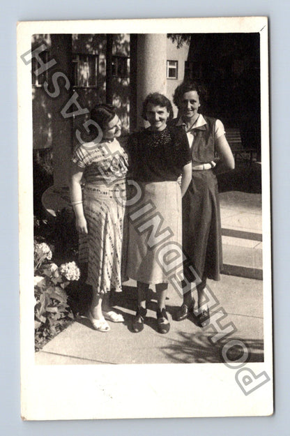 Stará fotografie Třebechovice pod Orebem 1950s tři ženy (M40513)