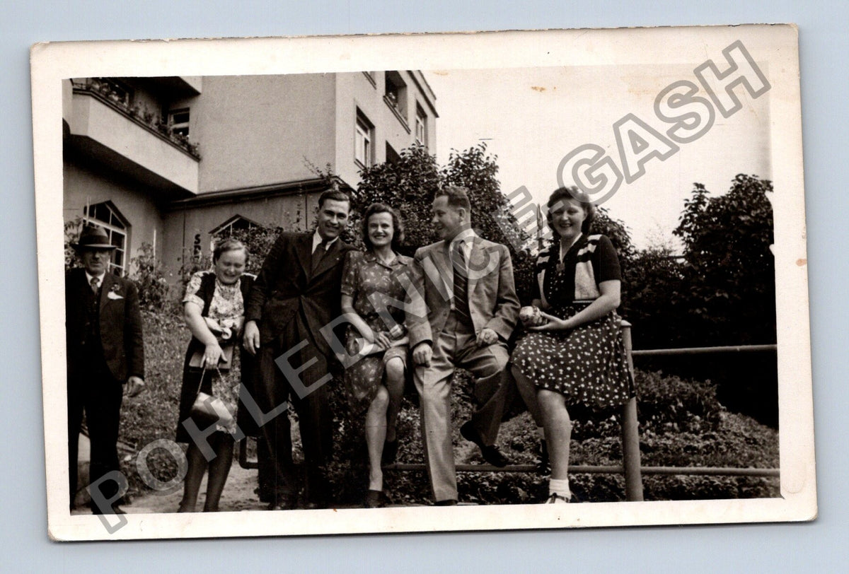 Stará fotografie skupina lidí před budovou (M40518)