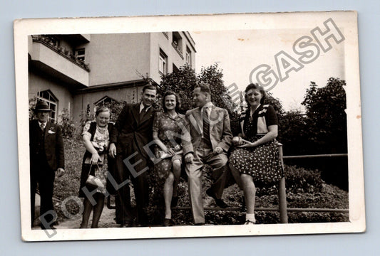 Stará fotografie skupina lidí před budovou (M40518)