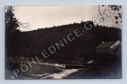 Pohlednice Řeka s domem u lesa (M40527)