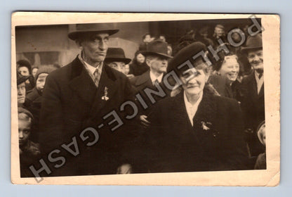 Pohlednice skupina lidí v kloboucích (M40529)