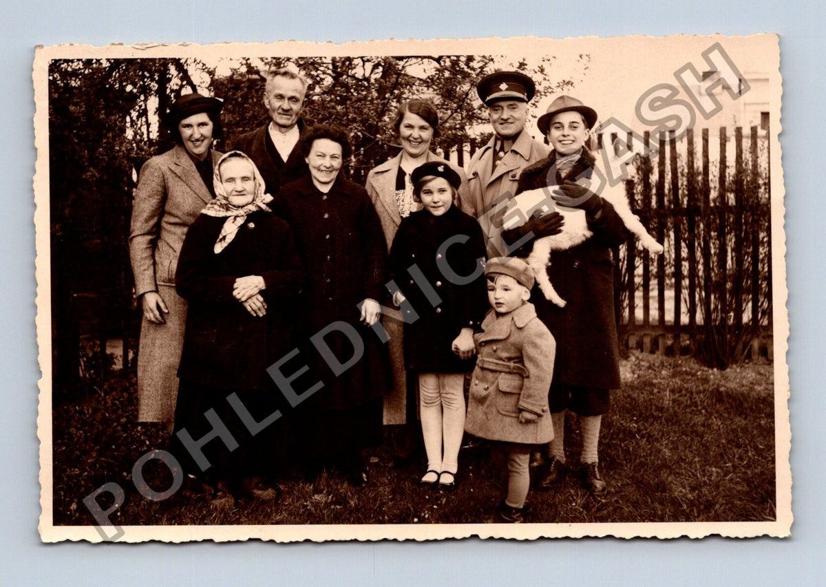 Pohlednice Rodinná skupinová fotografie s vojákem a dítětem (M40531)