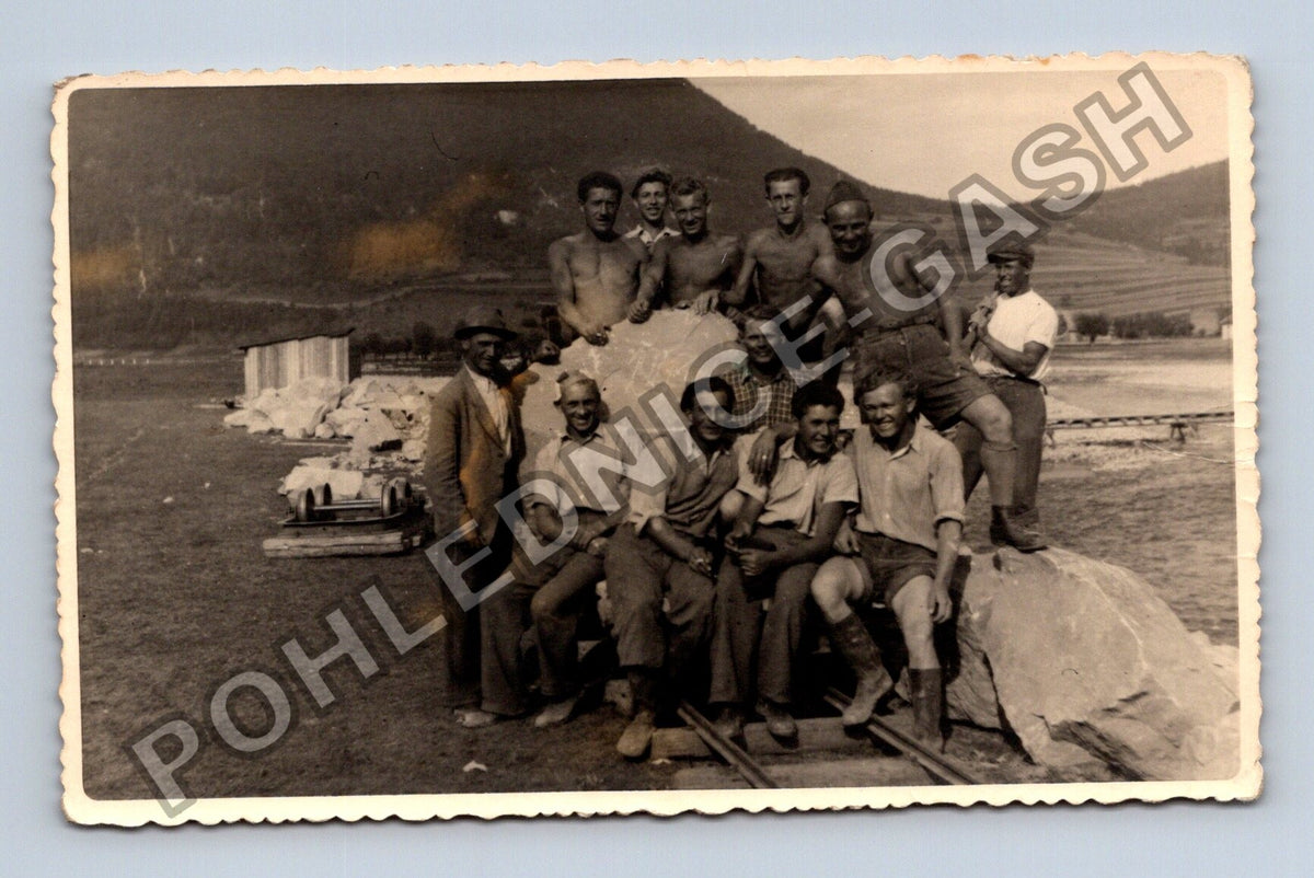 Stará fotografie Opava 1943 skupina mužů u kamene (M40532)