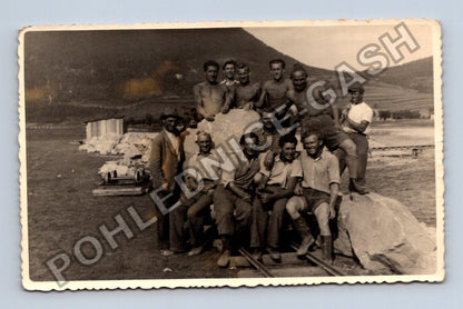 Stará fotografie Opava 1943 skupina mužů u kamene (M40532)
