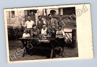 Pohlednice skupina lidí u stolu 1942 (M40542)