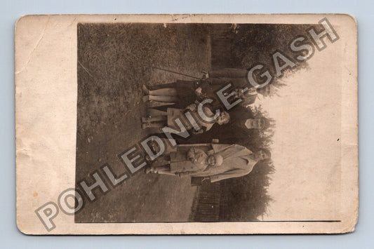Pohlednice skupinová fotografie rodiny s dětmi (M40547)