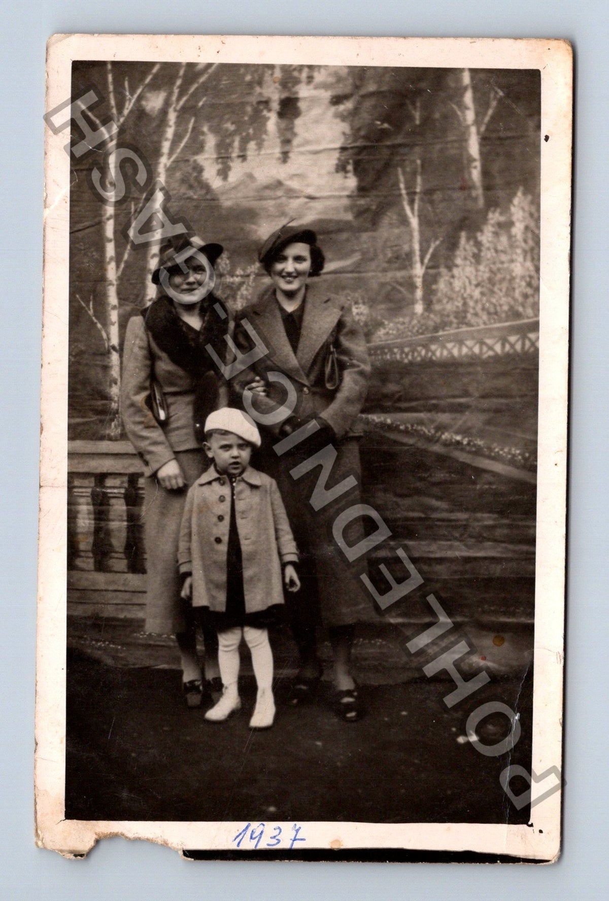 Stará fotografie Tři osoby v ateliéru 9 května 1937 (M40549)