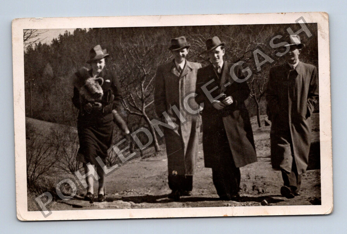 Stará fotografie Cestou skupina lidí 1938 (M40554)