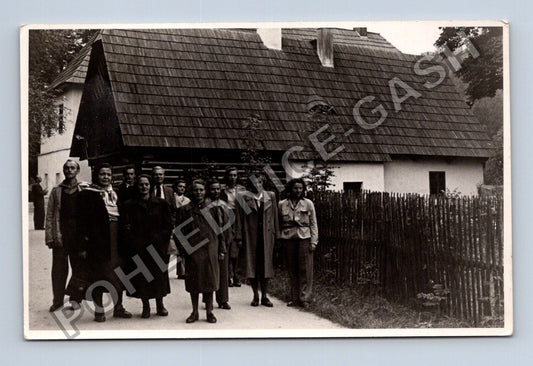 Pohlednice Skupina lidí před domem s šindelovou střechou (M40555)