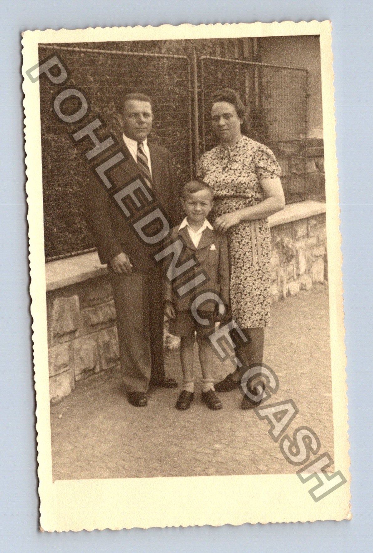 Rodinná fotografie muž žena chlapec 1947 (M40557)