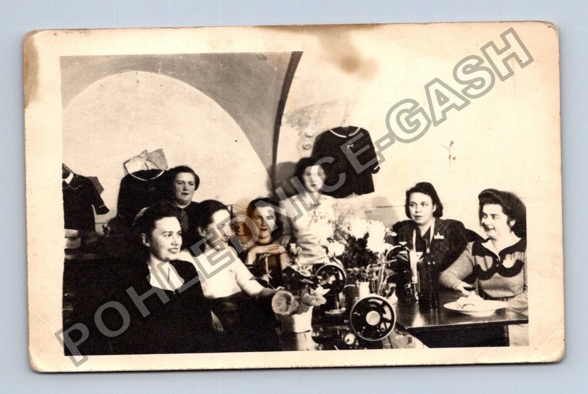 skupinová fotografie žen šicí stroje (M40558)
