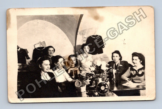skupinová fotografie žen šicí stroje (M40558)