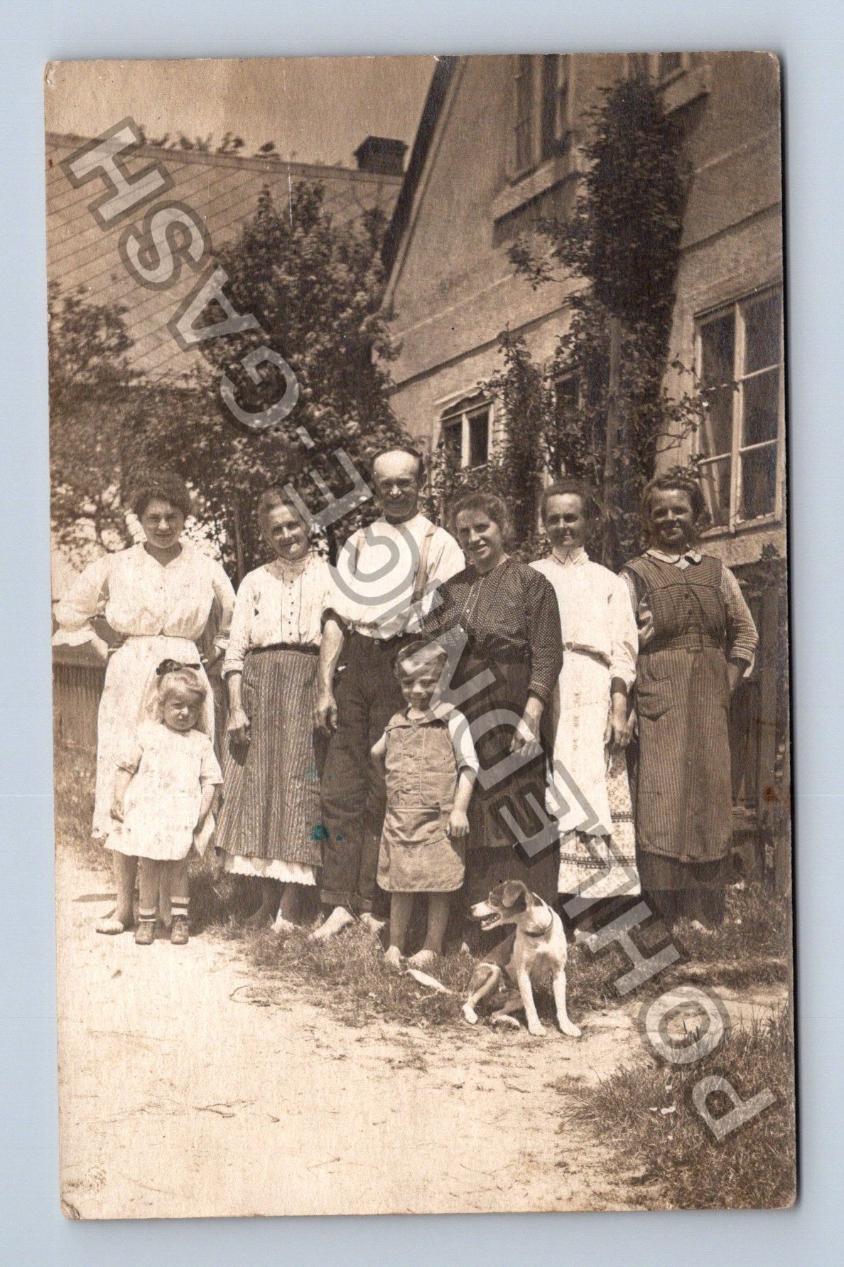 Pohlednice skupinová fotografie rodina se psem u domu (M40559)