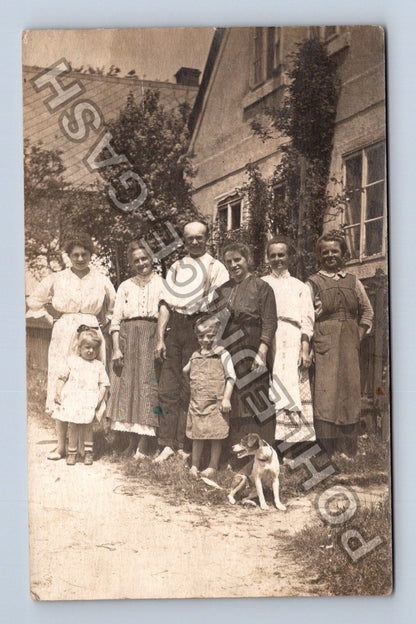 Pohlednice skupinová fotografie rodina se psem u domu (M40559)