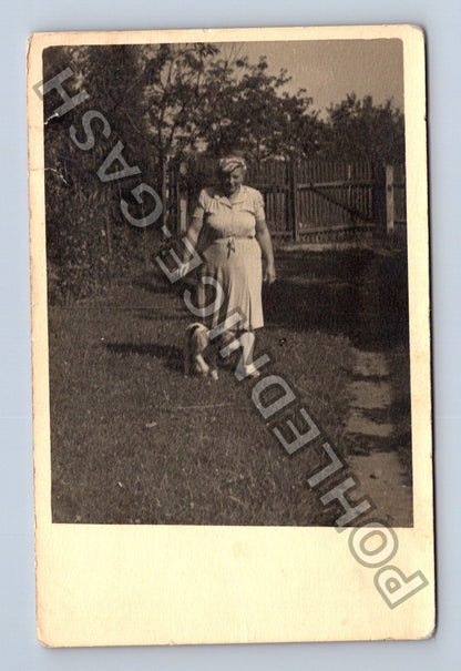 Stará fotografie Žena s dítětem u domu (M40562)