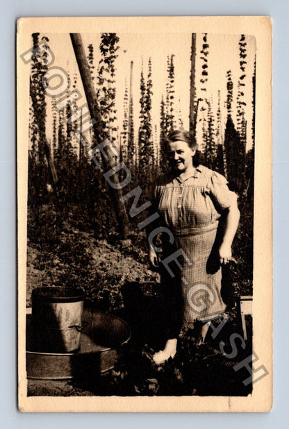 Pohlednice Žena v zahradě s kbelíky (M40563)