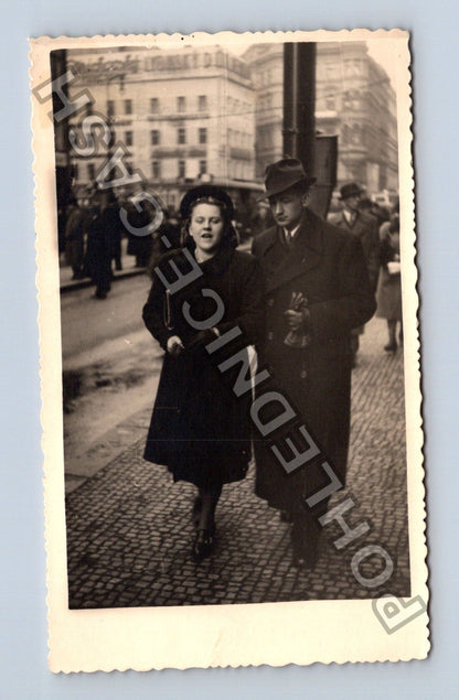 Stará fotografie Pár v kabátech procházka městem 1943 (M40573)