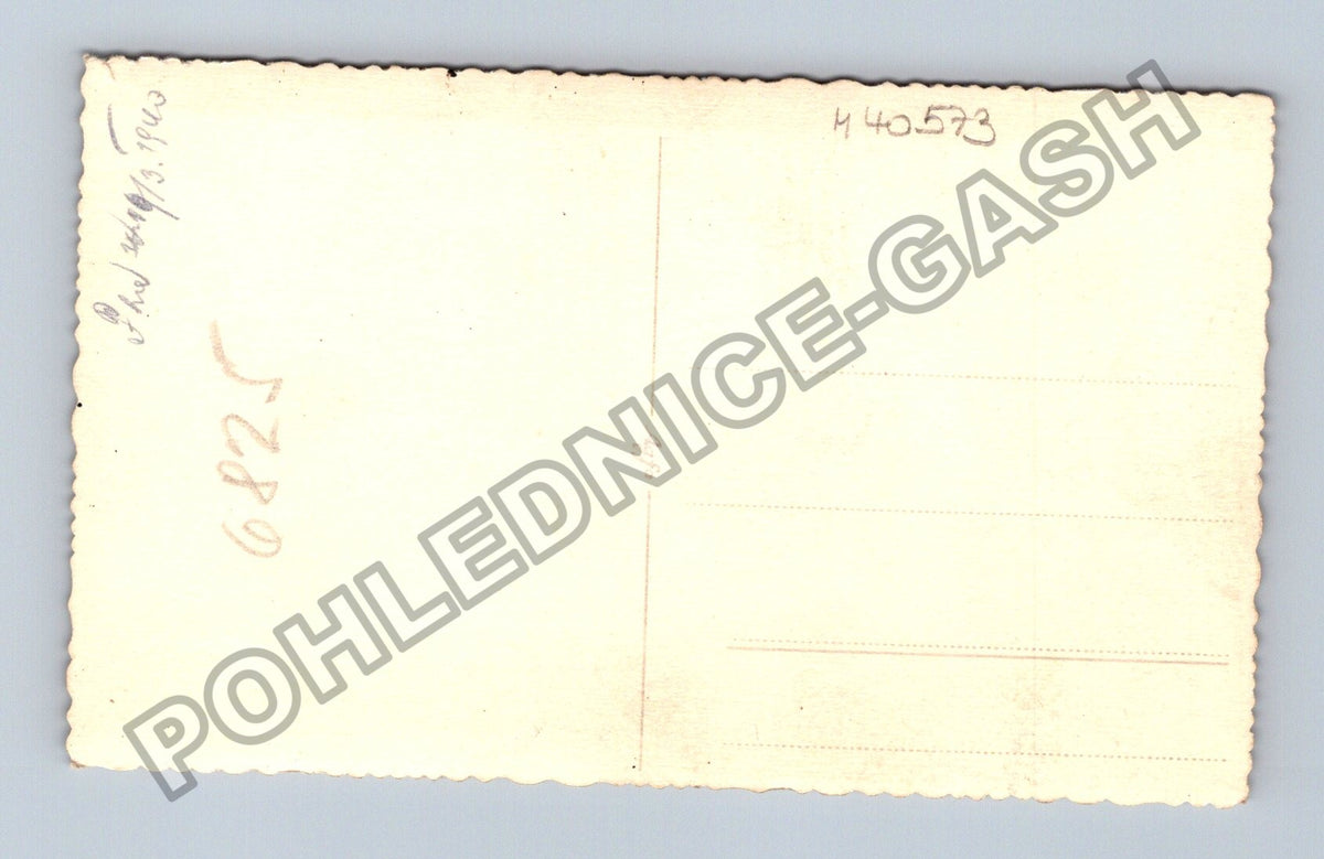 Stará fotografie Pár v kabátech procházka městem 1943 (M40573)