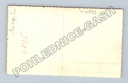 Stará fotografie Pár v kabátech procházka městem 1943 (M40573)