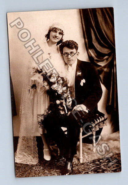 Svatební fotografie pár v ateliéru (M40576)