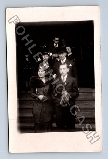 skupinová fotografie s razítkem ateliéru (M40582)