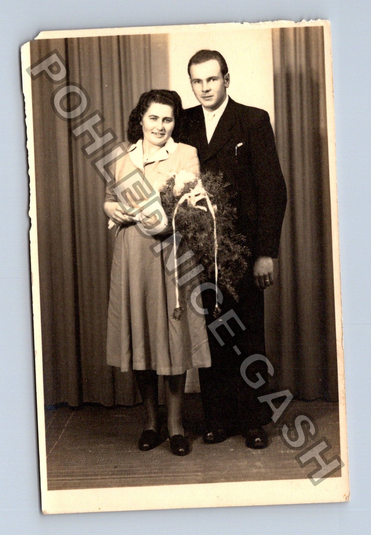 Stará fotografie Pár s květinou 1949 (M40585)
